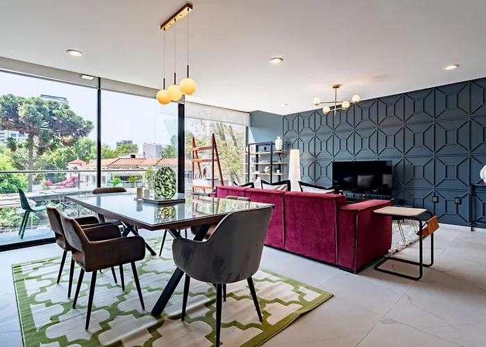 Bright, Stylish Retreat W/ Private Balcony & Wifi *