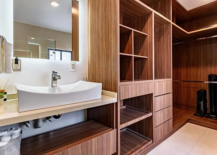 Bright, Stylish Retreat W/ Private Balcony & Wifi Apartment *