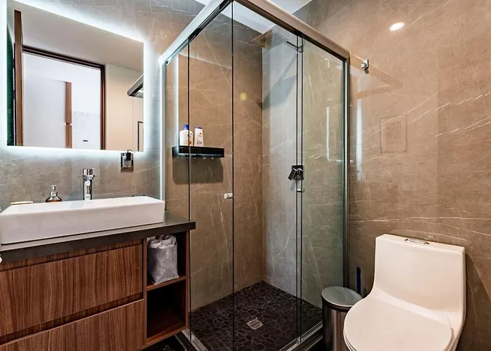 Apartment Bright, Stylish Retreat W/ Private Balcony & Wifi *