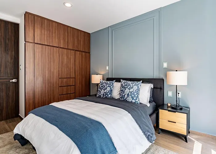 Bright, Stylish Retreat W/ Private Balcony & Wifi