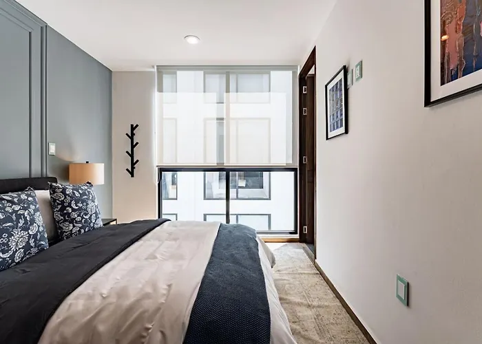 Apartment Bright, Stylish Retreat W/ Private Balcony & Wifi