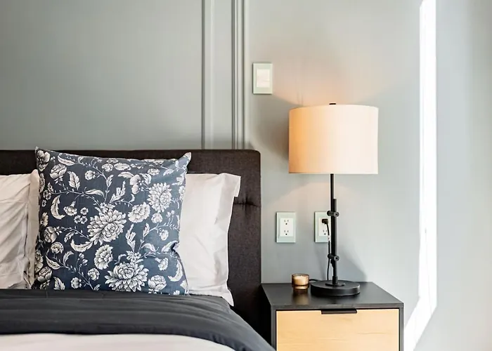 Bright, Stylish Retreat W/ Private Balcony & Wifi Apartment *