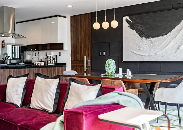 Apartment Bright, Stylish Retreat W/ Private Balcony & Wifi