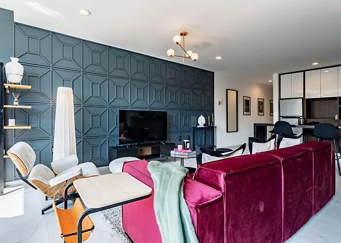 Bright, Stylish Retreat W/ Private Balcony & Wifi Apartment *