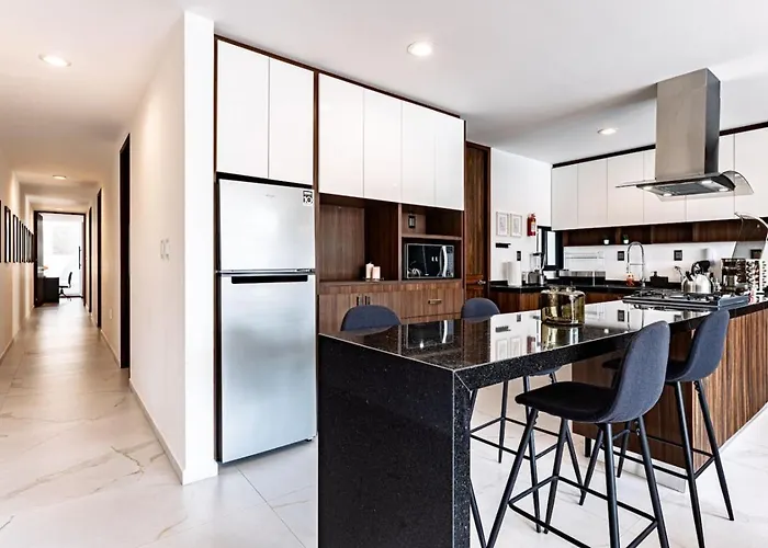 Apartment Bright, Stylish Retreat W/ Private Balcony & Wifi *