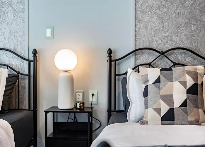 Apartment Bright, Stylish Retreat W/ Private Balcony & Wifi *