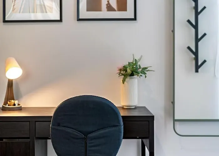Apartment Bright, Stylish Retreat W/ Private Balcony & Wifi Mexico City