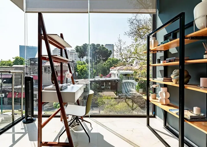 Bright, Stylish Retreat W/ Private Balcony & Wifi Mexico City