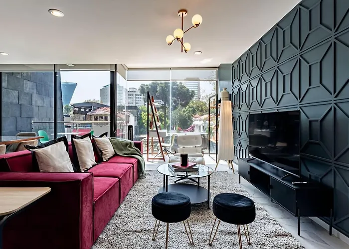 Apartment Bright, Stylish Retreat W/ Private Balcony & Wifi