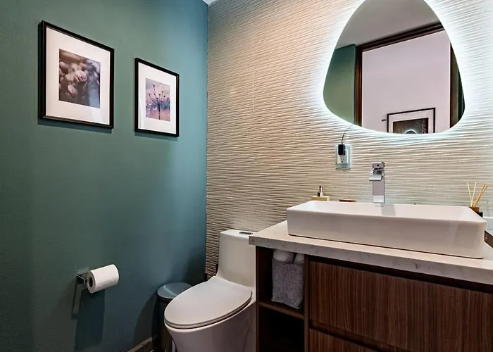 Apartment Bright, Stylish Retreat W/ Private Balcony & Wifi *